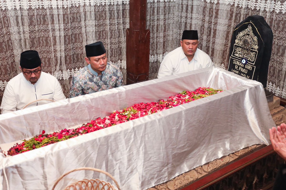 AgusYudhoyono's tweet photo. Alhamdulillah di malam ke-23 Ramadan bisa berziarah ke makam Sunan Giri, wali panutan kepemimpinan &amp; penyebar syiar islam ke berbagai penjuru tanah air. Semoga nilai-nilai yg ia tanamkan bisa terus kita pegang &amp; jalankan. https://t.co/yrzWZHWSoG