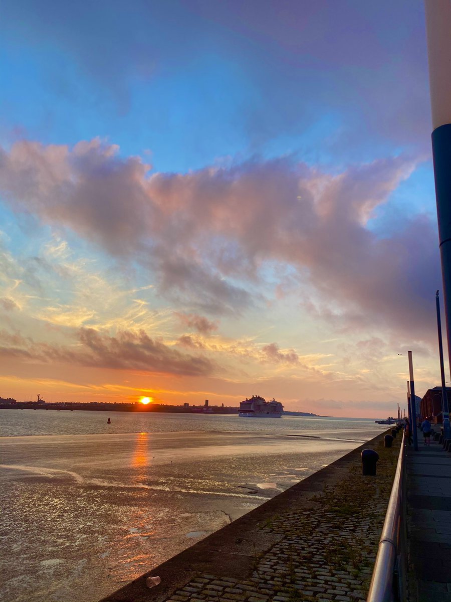 A ferry leaving Liverpool last night.

I bet all those visitors over Easter were completely wowed by our city if they’d never been before

#Liverpool #property #easterholidays