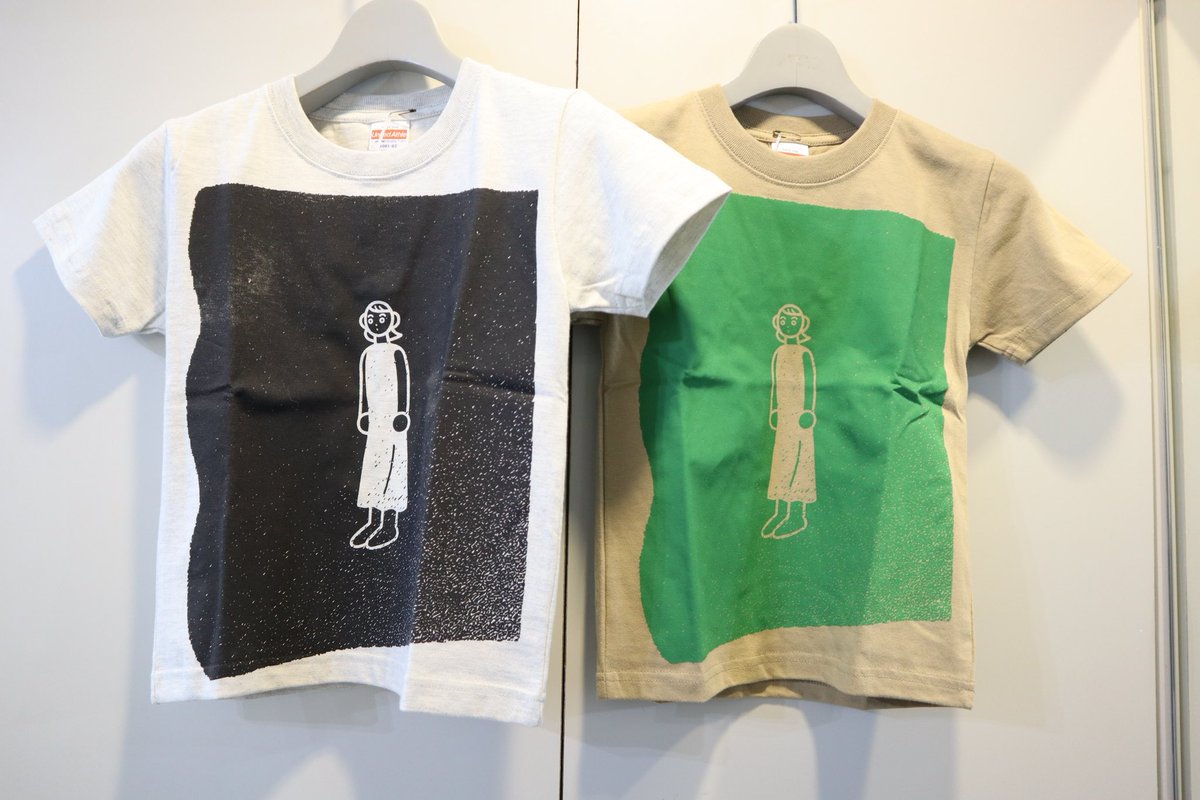 tmizuno519's tweet photo. 【キッズTシャツ販売中】
unpisさんの個展「PLAY ALL」の会場では、キッズTシャツを販売しています。
カラーは2種類でサイズは120です。こちらは古着ではなく、新品になります。
自家用でもプレゼント用でもどうぞ!!
@unpispeace
#7gallery https://t.co/yDpsdVKyAy