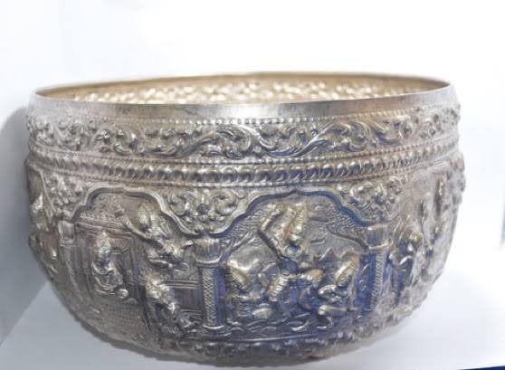 เสียงเจี๊ยวจ๊าวคึกคักดังระงมอยู่หน้าเรือน เกศศิริที่กำลังนั่งเขียนสาสน์ชะเง้อหน้าออกไปมองของบ่าวและลูกของบ่าวในเรือนกำลังเล่นน้ำกันอย่างสนุกสนาน

 เขาวางสาสน์ในมือลงแล้วเดินออกจากหอนอนพลางหยิบขันที่วางอยู่ที่โอ่งน้ำหน้าหอนอนไปด้วย

❝ ข้าขอเล่นด้วยหนา ❞

#ศึกคนเทพชนสงกรานต์