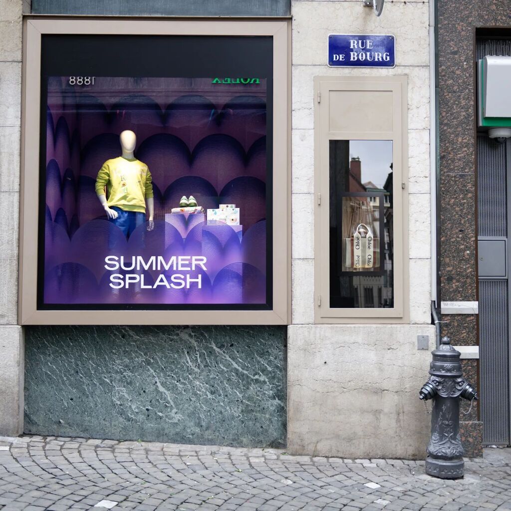 L'été dans la vitrine
.
#martiensdefer #summersplash
.
Oui nous sommes vendredi,  le jour des Martiens de fer ! instagr.am/p/CrASIk_o8O-/