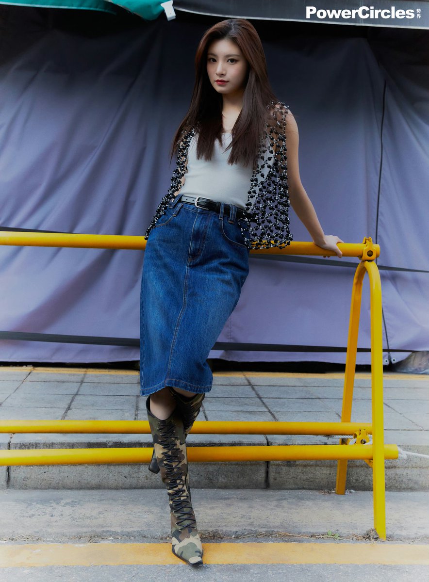 The retro-themed outfit that draped across her fair skin seemed to bring a new vibe to Wang Yiren.  💅 Her undeniable allure, her straightforward stares, and her powers coalesced to have a magnificent impact on humans' hearts. No one can deny the power she holds, anyway.  ☆ ១