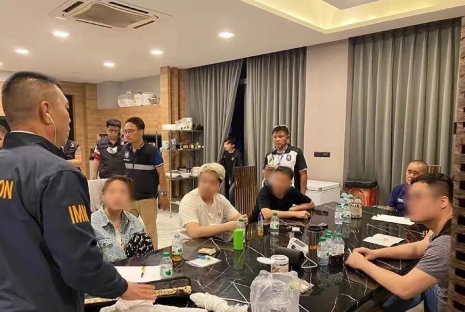 4月11日，泰国春武里府地方警方在邦拉蒙县Nong Prue镇某豪宅内查获5名从事网络诈骗的中国人，其中男性4人，分别为：36岁的Fu某、41岁的Hu某、29岁的Lin某、28岁的Ji某，及1名35岁的女子Tang某。现场查获8台笔记本电脑、12部手机、50余张电话卡、逾100位中国人名单。