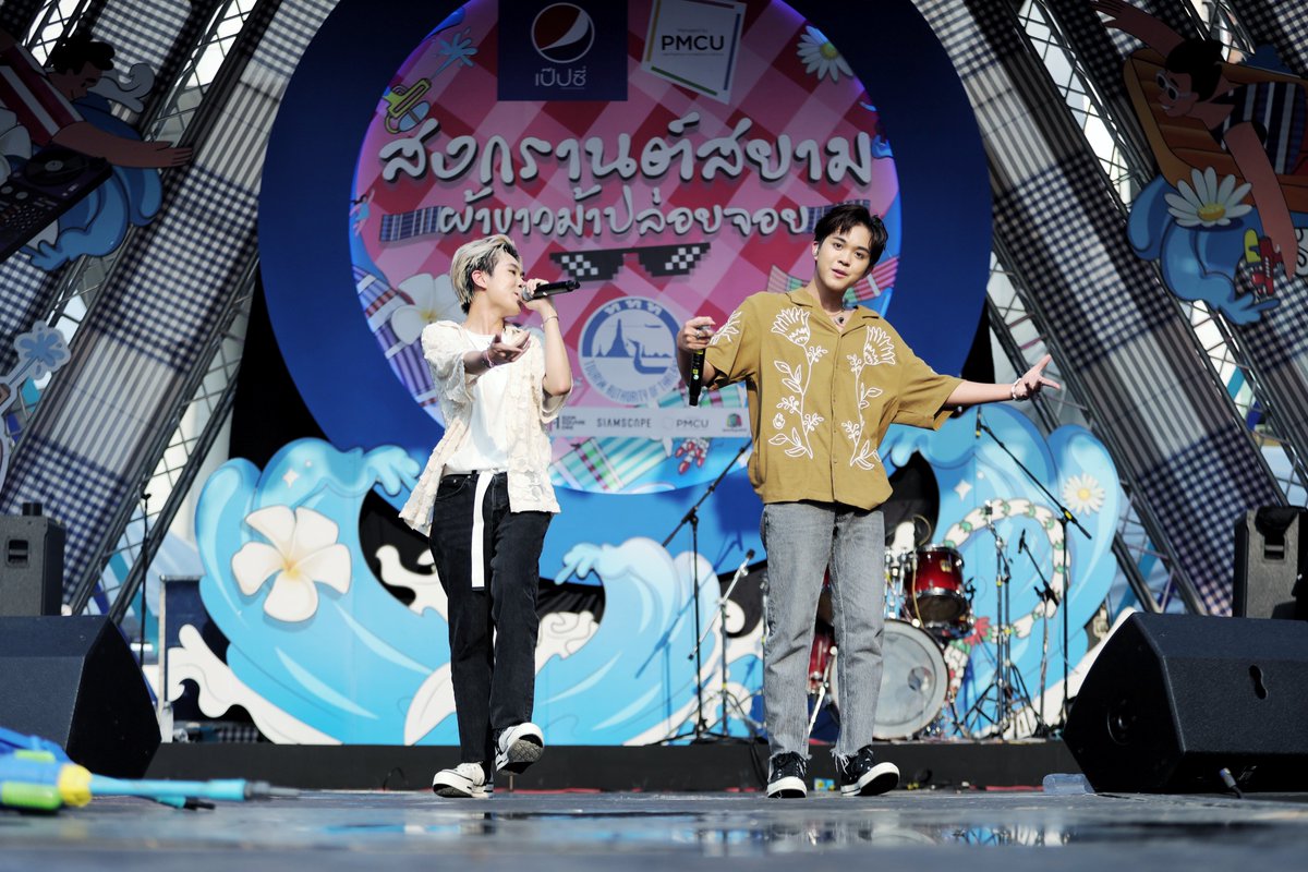 startalkent's tweet photo. “THI-O &amp; TUTOR” นำทีม 11 หนุ่ม ศิลปินฝึกหัดค่าย 2 FLOW ปล่อยจอยงานสงกรานต์กลางสยามสแควร์

อ่านต่อ: https://t.co/nPSPwgfy6N

#THIOTUTOR #ไทโอติวเตอร์ 
#2FLOWentertainment https://t.co/gJV9lAXNTn