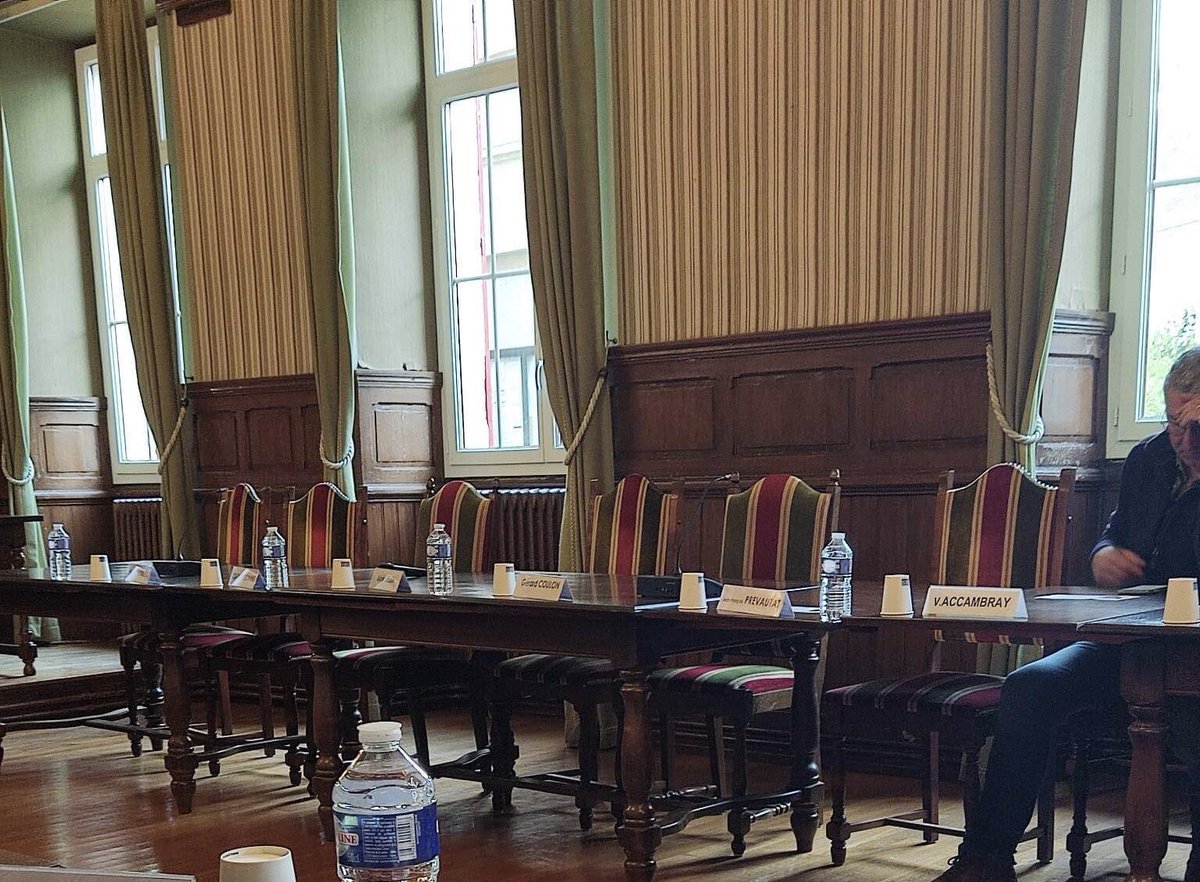 Conseil municipal de Gannat. Voilà comment l opposition défend ses idées. Mise en scène théâtrale de forme quand on n a pas de fond. La majorité toujours engagée au service de Gannat. Vive notre commune qui mérite le meilleur.