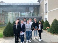 collegebdc77's tweet photo. C'était mardi au @Departement77. Arthur, Naomie, Swan, Apolline, Pierrick, Sarah, Jules et Manon représentaient leurs classes au Concours En route pour l'Europe organisé par @EuropeDirect77. Nos élèves partiront-ils à Bruxelles ?Résultats ce matin ! #pej #emc #citoyenneté https://t.co/XEkks31m0D