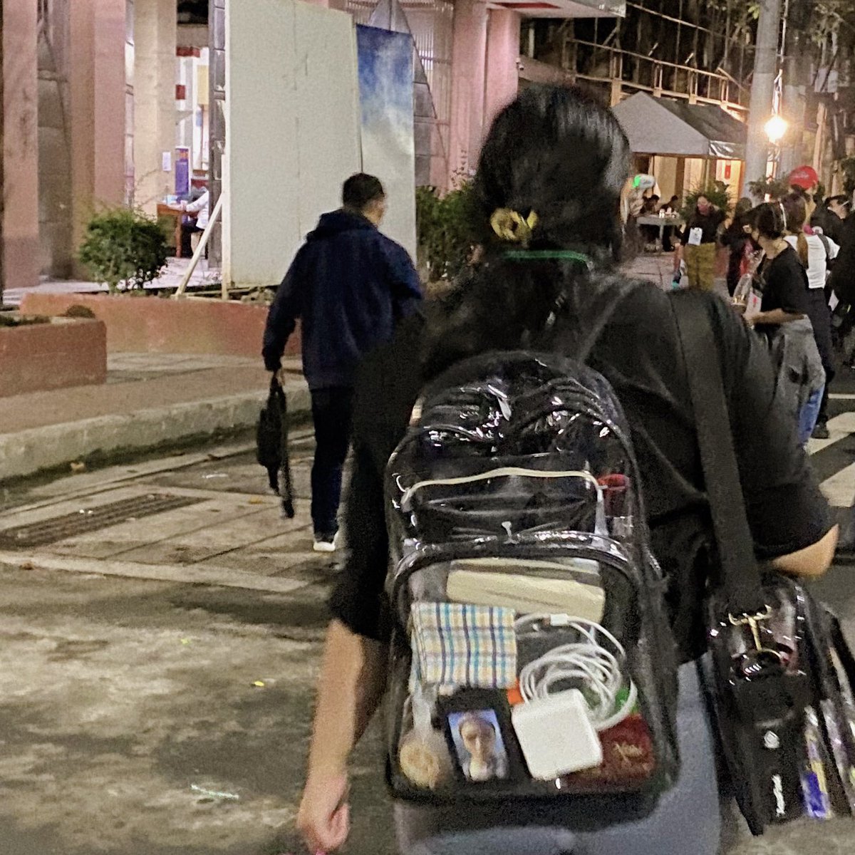 17mails's tweet image. caratbong in my ust law grad pic and faced four days of the bar exams with my shiny vernon forehead henggarae talisman pc. 

thank you for being with me throughout this journey, @pledis_17 🥹💎 may abogado na kayo!