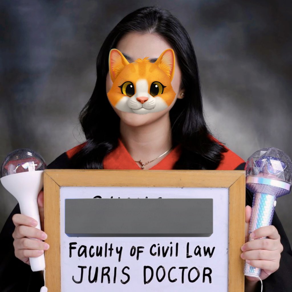 17mails's tweet image. caratbong in my ust law grad pic and faced four days of the bar exams with my shiny vernon forehead henggarae talisman pc. 

thank you for being with me throughout this journey, @pledis_17 🥹💎 may abogado na kayo!