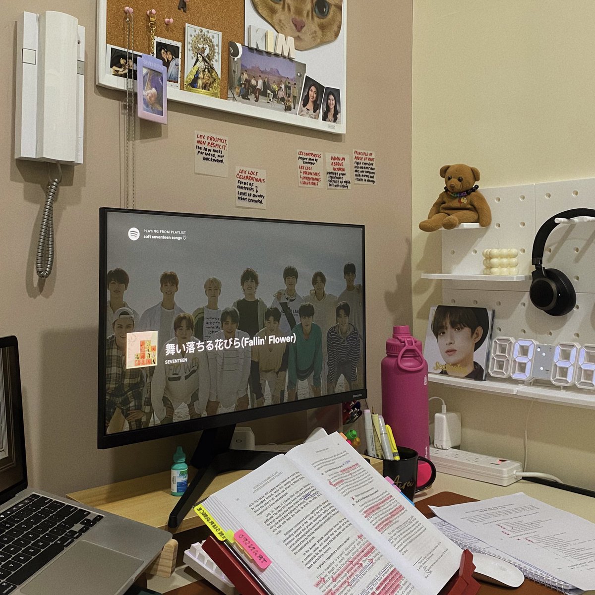 17mails's tweet image. caratbong in my ust law grad pic and faced four days of the bar exams with my shiny vernon forehead henggarae talisman pc. 

thank you for being with me throughout this journey, @pledis_17 🥹💎 may abogado na kayo!