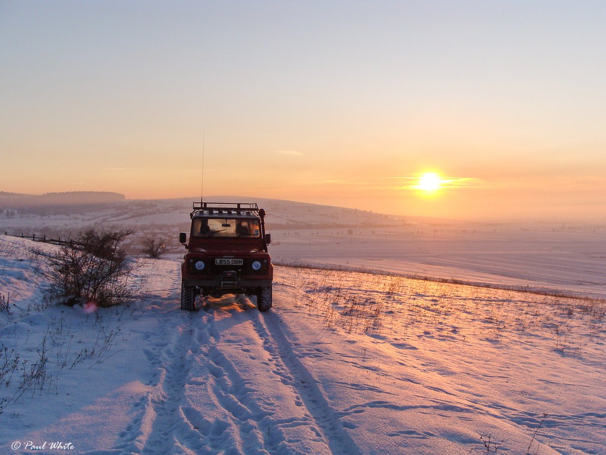 p_aulwhite's tweet photo. Sunset view from above village in Transylvania (January 2009) #LandRover #Defender #200tdi https://t.co/5215CEkCBd