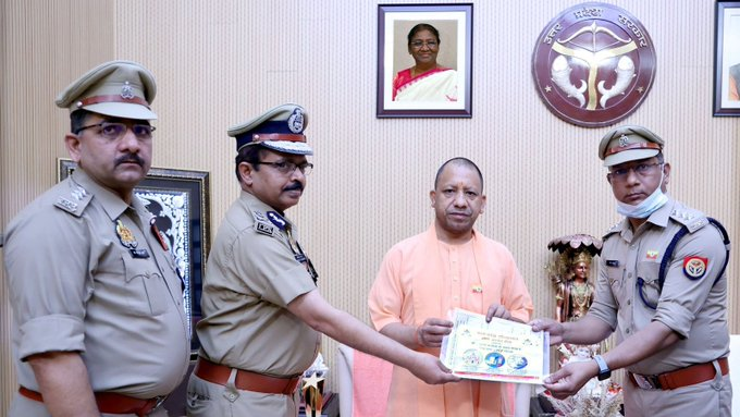 janhit_times's tweet image. #Lucknow: CM योगी आदित्यनाथ को फ्लैग पिन लगाते अग्नि शमन विभाग के अधिकारी   5 कालिदास मार्ग स्थित मुख्यमंत्री आवास पर डीजी फायर ने सीएम योगी को लगाया फ्लैग पिन  #YogiAdityanath #flagpin

@myogiadityanath @fireserviceup @CMOfficeUP
@UPGovt @Uppolice