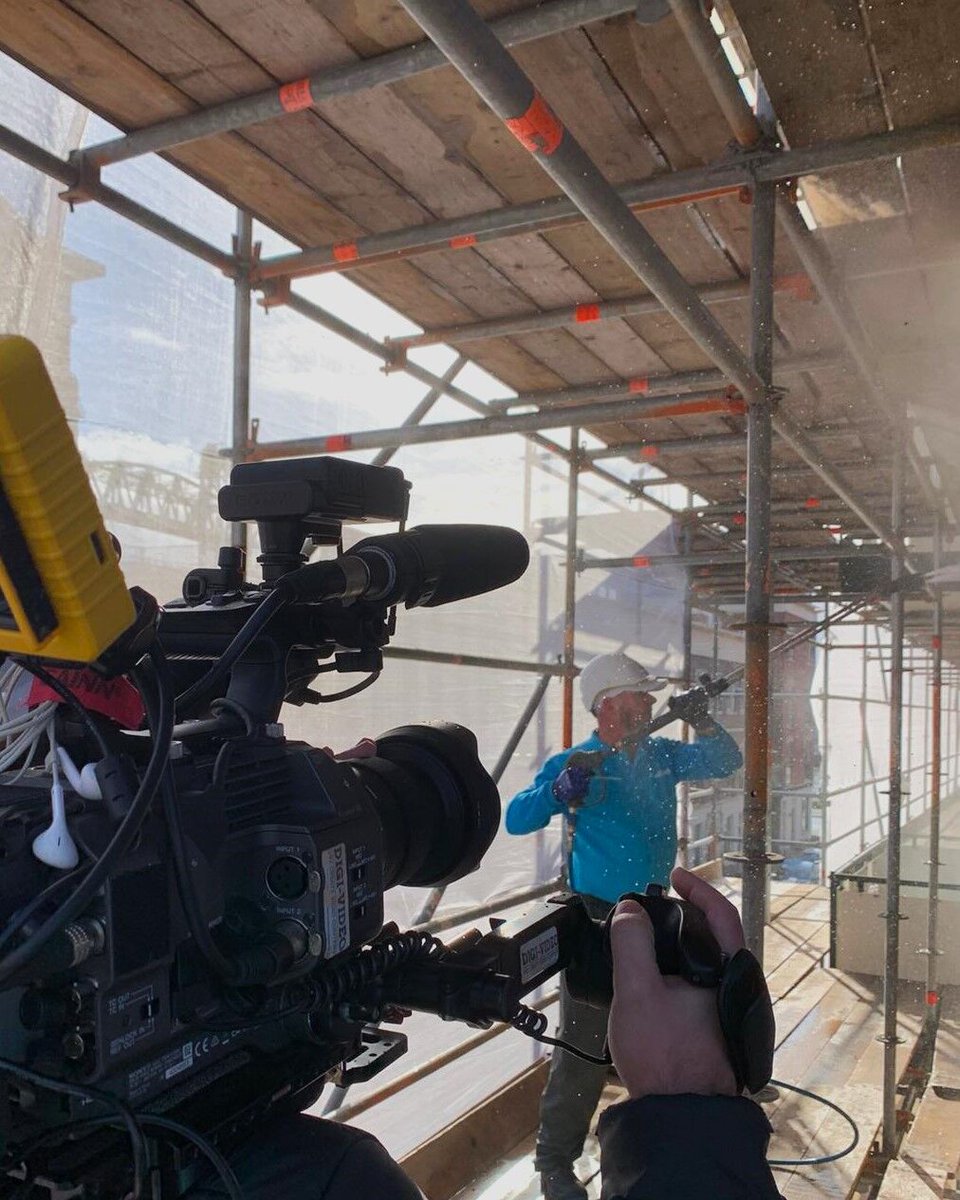 Met Willems staken we maandag de handen uit de mouwen om nieuwe werknemers te werven.
Video is daar een ideaal medium voor. Waarom?
Zo kan je de juiste kandidaten een kijkje in de keuken geven, ofja op de stijger dus 😉

#vacaturevideo