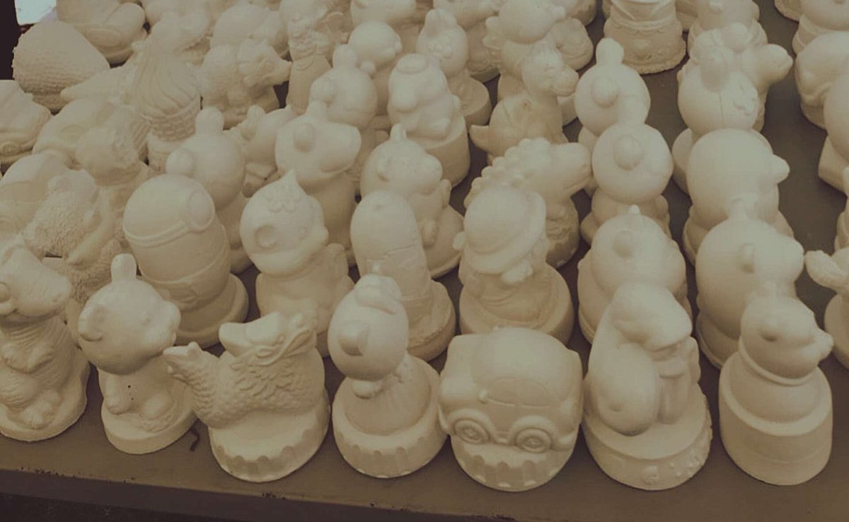 「 เร่เข้ามา , เร่เข้ามา ท่านผู้เข้าร่วมงานรื่นเริงเถลิงศกในวันนี้ 」

หากเหน็ดเหนื่อยจากการละเล่นสาดน้ำ สำนักงานสมุหนายกขอเรียนเชิญท่านมาละเลงสีตกแต่งรูปปั้นดินขาวตามแต่ใจท่าน ร่วมรังสรรค์ศิลปะในแบบของท่านได้เลย

[ เลือกรูปปั้นในเธรด ลงสี แลโควทตอบกลับ ]