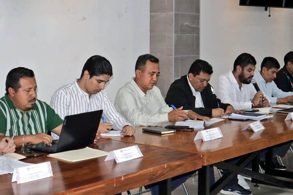 BrianMijangos86's tweet photo. Con voluntad de diálogo y disposición de llegar a los mejores acuerdos, seguimos avanzando en la mesa de negociación con el #STEPEIDCEO, uno de los sindicatos más grandes del estado de #Oaxaca. @salomonj
@Nino_Morales1
#UnPuebloTransformandoSuHistoria https://t.co/RbZpdAaF2C