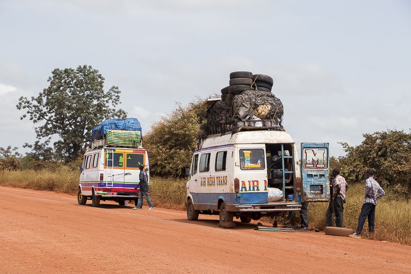 Hamdia_picture's tweet photo. Des véhicules de transports en commun en panne, route nationale entre le cercle de KOLOKANI et commune rurale de OUOLODO.

#documentaryphotography #streephotography #travelphotography #transportcommun #transportafricain #routeprincipale #kolokani #mali #voyageursdumonde. https://t.co/9OLnJntrqg