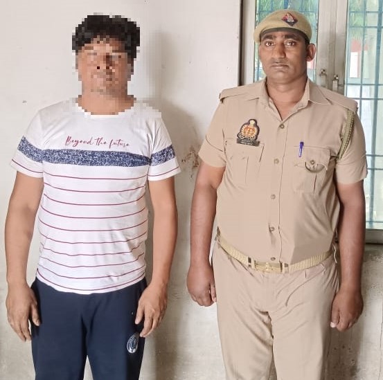 DcpVns's tweet photo. थाना कैन्ट से संबंधित 20 हजार रूपये का इनामिया गैंगस्टर एक्ट मे वांछित अभियुक्त शहनवाज उर्फ शानू थाना लालपुर पाण्डेयपुर पुलिस टीम द्वारा गिरफ्तार। 
#UPPolice #DcpVarunaZoneVns https://t.co/A4w7pVxUl3