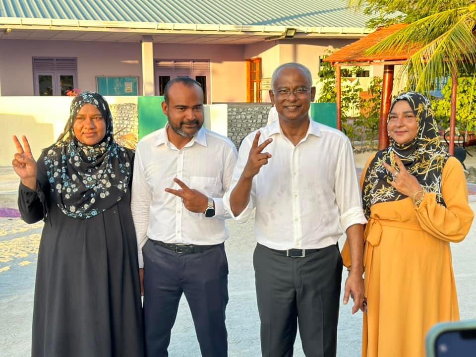 މި ވެރިކަމުގައި އައި އެންމެ މުހިއްމު އެއް ބަދަލަކީ ޑިގްރީއަށް ހިލޭ ކިޔެވޭނެ ފުރުސަތު ތަނަވަސްކޮށްދިނުން. އެންމެ ރަށެއްގެ ޒުވާނަކު ވެސް މަތީ ތައުލީމް ހާސިލްކޮށްފިނަމަ އެ ބަދަލު ރަށުން ފެނޭ.
 
#VoteShaax
#Agenda19

<a href="/shaaxibrahim/">SHAAX</a> ✅2️⃣