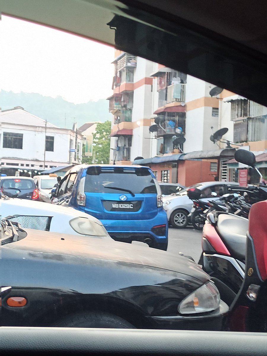 kamarulzaman934's tweet photo. Xdak dah manusia bodoh bulan puasa ni, parking double no phone xletak, lepas tu org nak masuk pon xlepas. Sikit lagi aku nak langgaq keta hg. Bodoh betul. https://t.co/9GhnPdMU3O