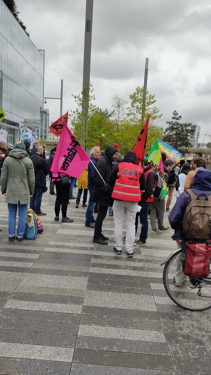 💥✊ Devant le TGI 📢 Libérez nos camarades et tou•tes les interpellé•es avec <a href="/SudEducation93/">Sud Éducation 93</a> !