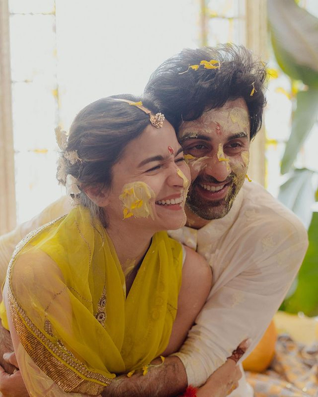 Delightful Clicks Of Alia n Ranbir On Their First Anniversary

Click here: tupaki.com/photogallery/a…

#aliabhatt #ranbirkapoor #aliaranbir #delightfulcliks #tupaki #bollywoodactress #viralpics @tupakinews_