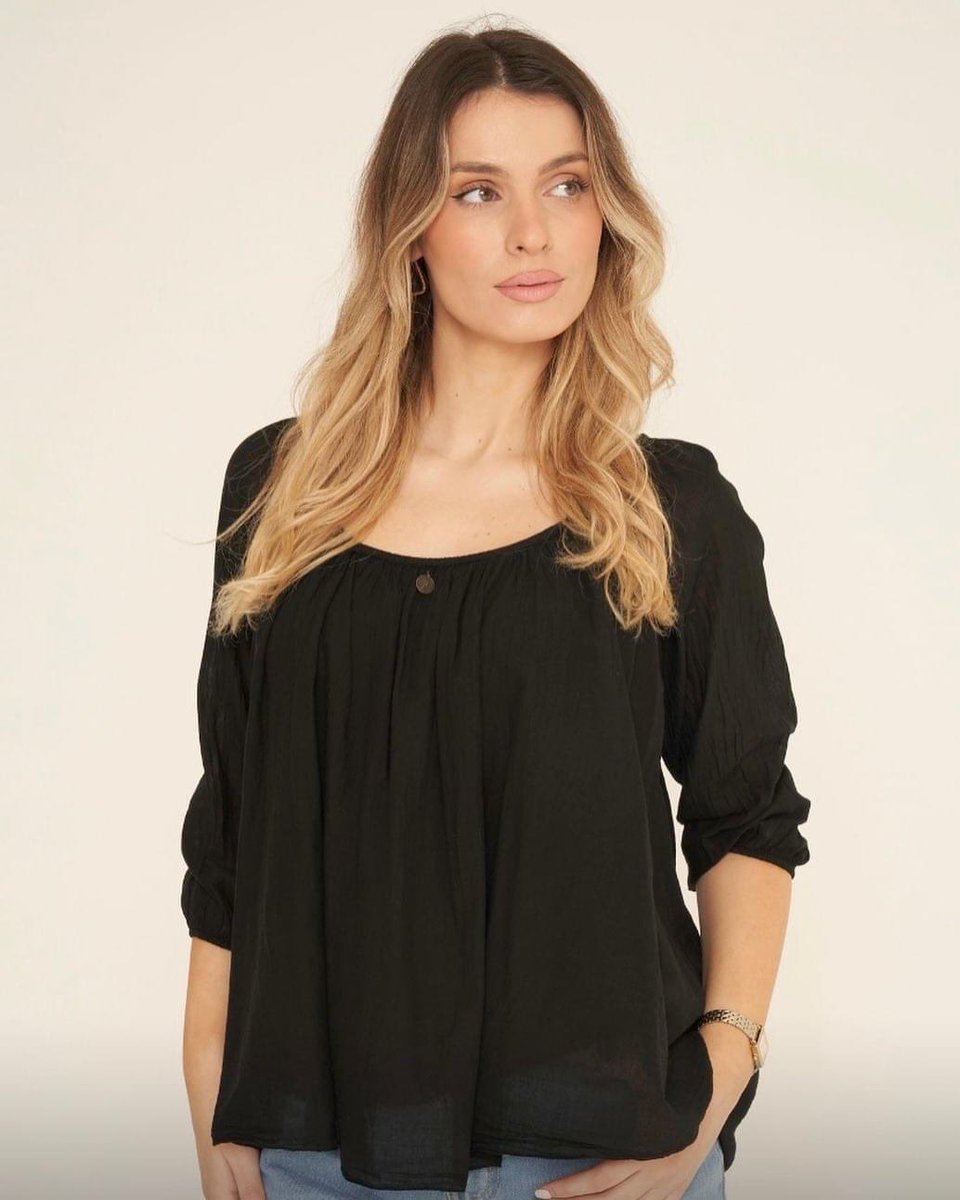 A white shirt is always a good idea, but black can also cut the mustard, if mustard is your thing!

#black #noir #negro #scoop #scoopneck #floaty #floatyshirt #spring #chic #springchic #easy #easydressing #winterpalette #cooltones #coolseason #coolseasoncolours #claygate