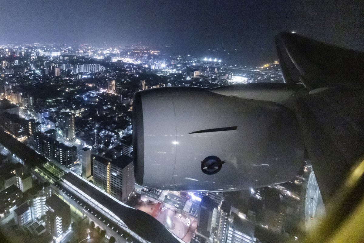 航空写真家A☆50/Akira Igarashiによる福岡空港に関する作品ご紹介📸✨

今日は機内からの福岡の街並み夜景バージョンをお届けします
A☆50/Akira Igarashiによると機内からの街並みに「福岡らしさ」を表現するためのちょっとしたこだわり！があるそうですよ🙂

#福岡空港 #