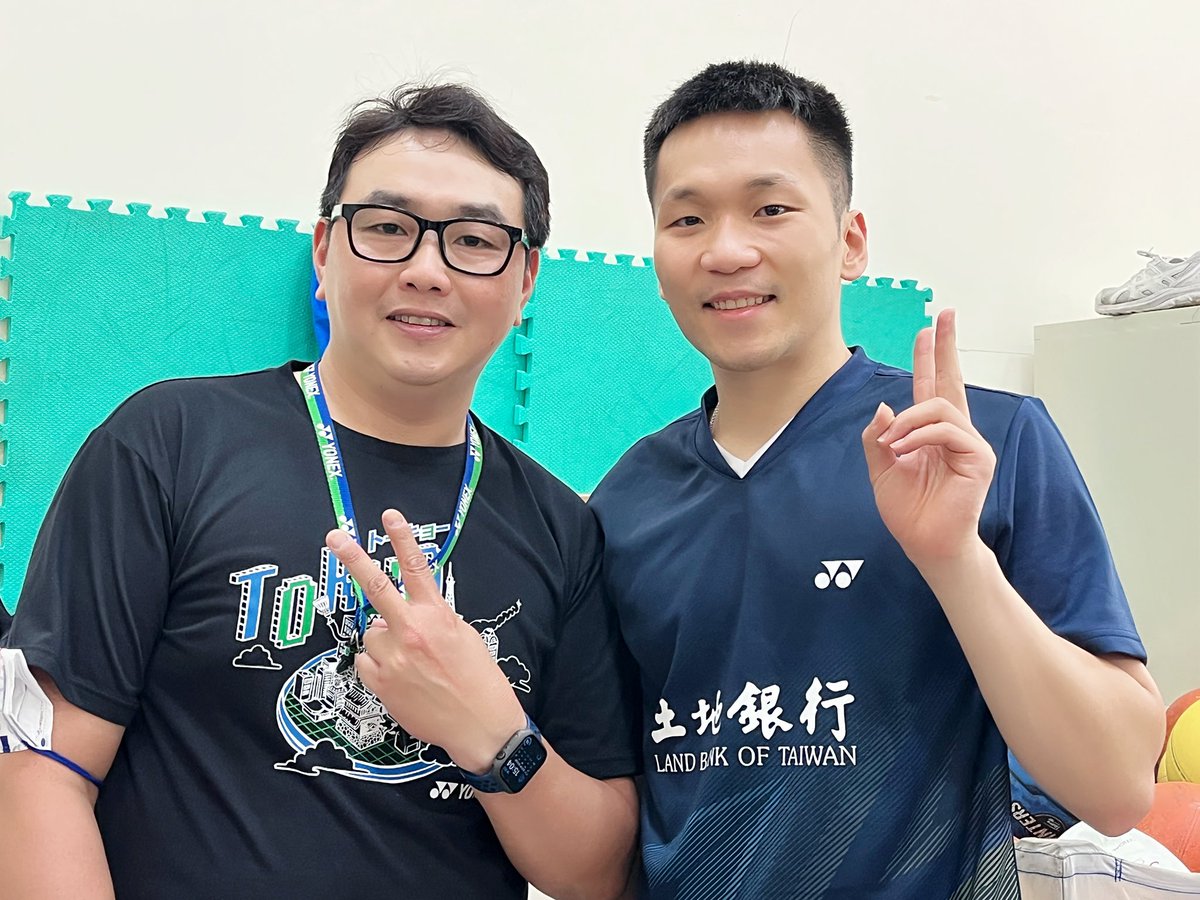 yonex1119's tweet photo. 感謝 土地銀行羽球隊
感謝 體育組 林組長
蒞臨學校 公益活動
東奧羽球金牌 男雙之一..🥇太酷了！
前輩、平輩、後輩、昔日戰友 相見歡。
當然也不會錯過 全隊簽名、合照
各各都是型男、我是大肚男
沒關係 他們退役後就會跟我ㄧ樣了⋯⋯
最後 臨時成立 土銀羽籃隊 https://t.co/LCcg0E7eH7
