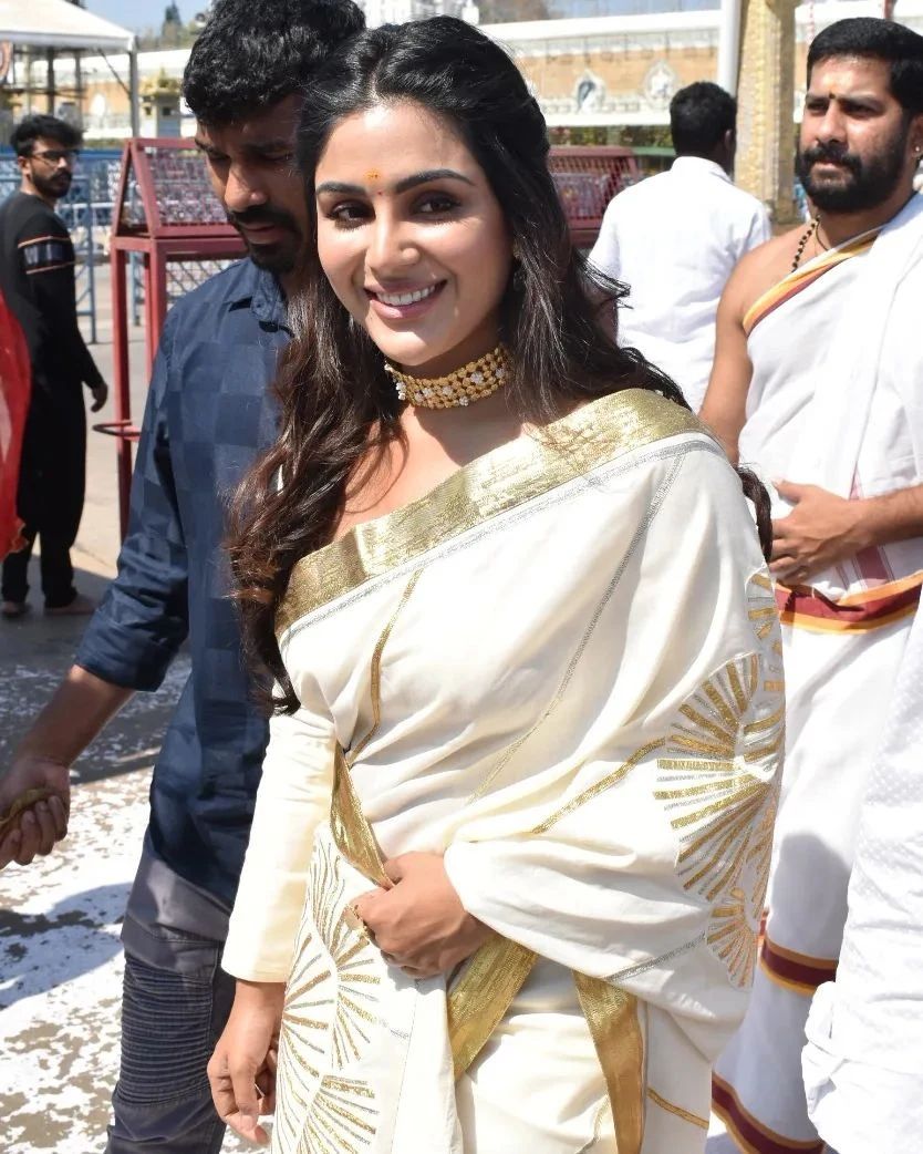 raysoftirupati's tweet photo. Actress @iamsamyuktha_ Spotted at Tirumala Temple !! 

#Tirumala #Tirupati #tirumalatemple #samyukthamenon #lordvenkateshwara #lordperumal #lordbalaji #temple #ttd #govinda #alipiri #tirupathi #raysoftirupati https://t.co/cB9Ad3BAQo