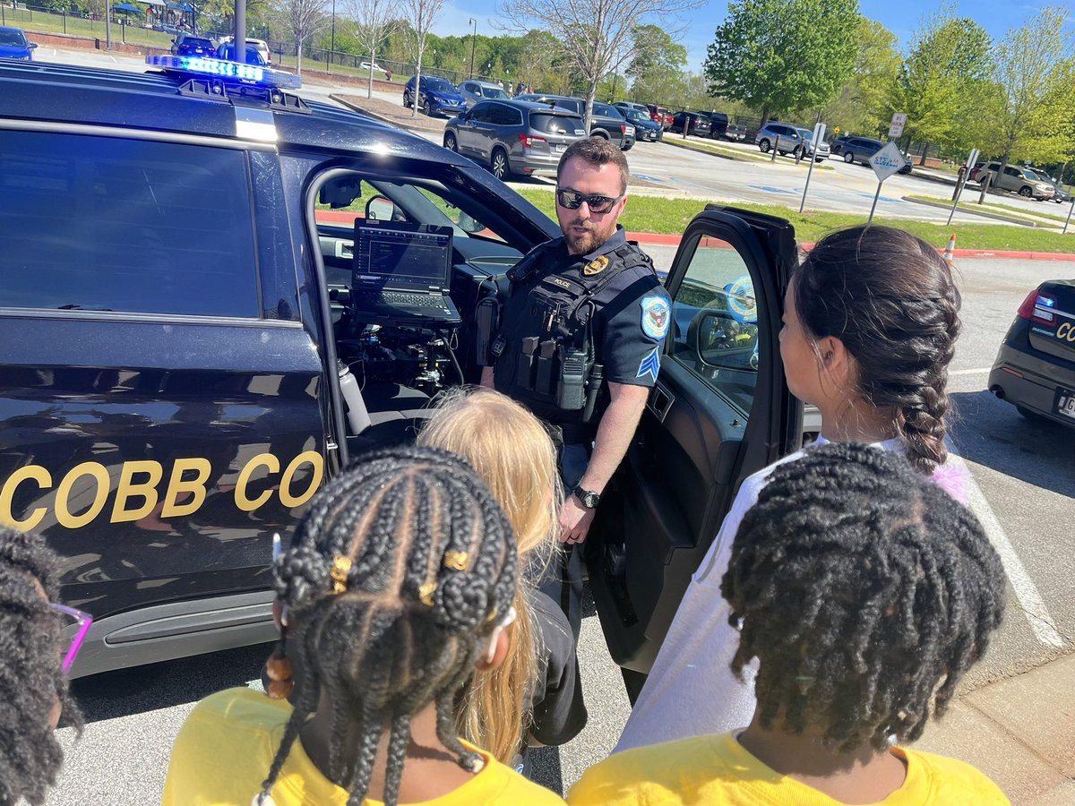 abbytriple's tweet photo. Our Cobb County police department came to visit our kindness club! The kids learned that to be a police officer you have to be compassionate, loving and disciplined. https://t.co/0d9eI3omhs