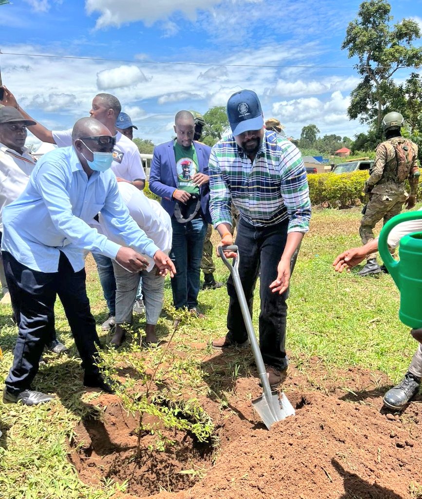 Henrymusing5's tweet photo. 🔥🔥 Happening now in Mubende 🔥🔥 @mkainerugaba my next president ✌️ truely come 2026. A man of all seasons , ✓✓✓✓✓  longlive MK. Thanks hon.  @DaudiKabanda  @BalaamAteenyiDr @kabandamajwega @IvanMuganga5 #BUGANDA #MKonTop. #MK2026 https://t.co/IFEKgAasca