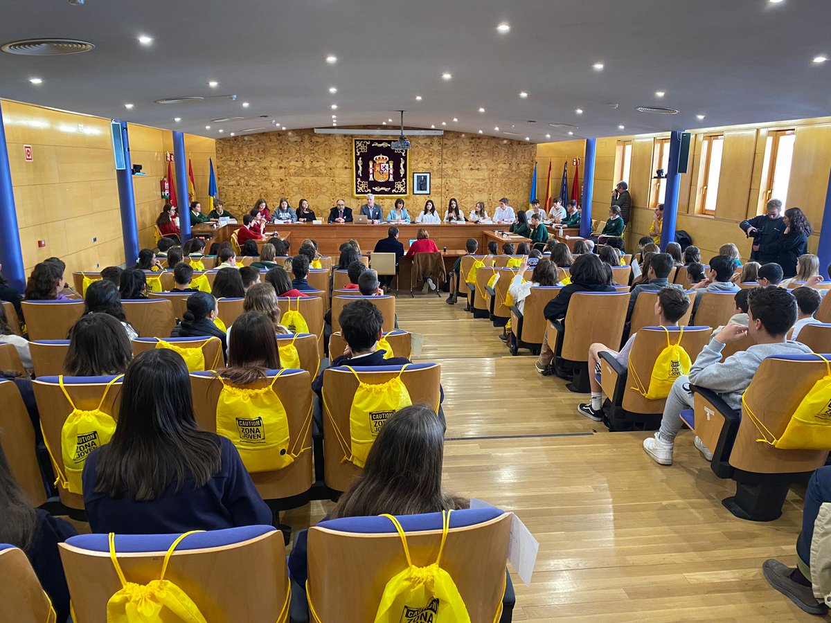 Por el futuro, ​Pleno Juvenil <a href="/ayto_torre/">Ayuntamiento de Torrelodones</a>
👉𝗘𝗦𝗖𝗨𝗖𝗛𝗔𝗡𝗗𝗢 sus aportaciones valientes 
👉𝗔𝗬𝗨𝗗𝗔𝗡𝗗𝗢 a cumplir sus propósitos
👉𝗧𝗥𝗔𝗕𝗔𝗝𝗔𝗡𝗗𝗢 para que tengan la mejor vida
<a href="/IESDiegoV/">IESDiegoVelazquez</a> @pdielencinar <a href="/colesanignacio/">Cole San Ignacio</a> <a href="/ColesLosSauces/">Colegios Los Sauces</a> <a href="/zonajoventorre/">Zona Joven Torreforum</a> <a href="/AlfredoGPlata/">Alfredo García-Plata</a>