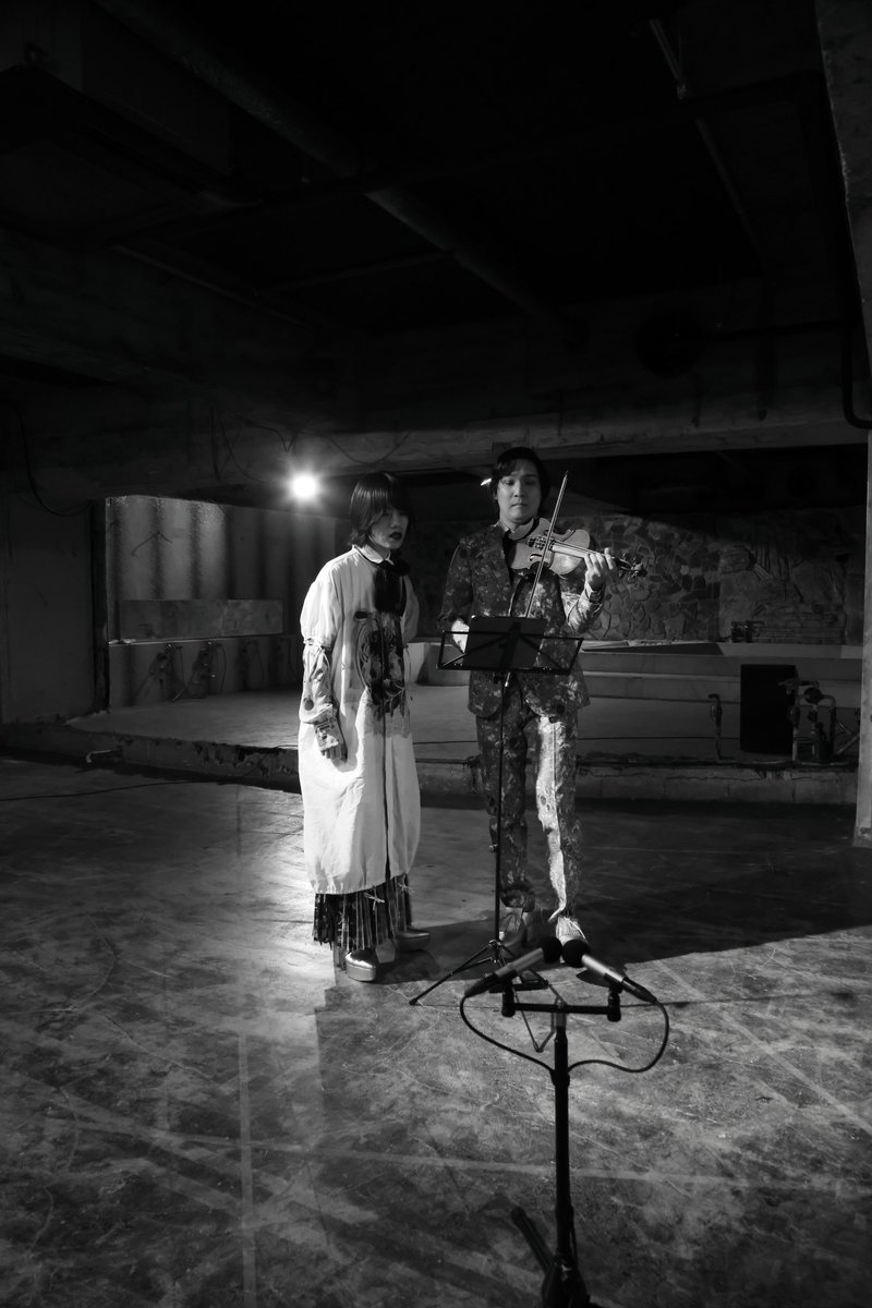 mumyollc's tweet photo. 'Gothic and Lolita' Concert in Tokyo, behind the scenes

「ゴシック・アンド・ロリータ」東京公演、舞台裏にて

photo by @AyanoSudo https://t.co/Fsg7EhvOZz