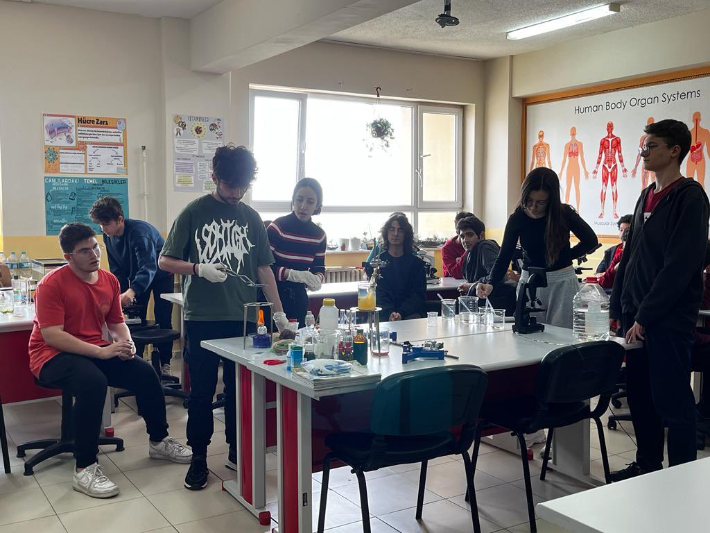 CorluFen's tweet photo. Okulumuzda yapılan laboratuvar çalışmaları @CorluMem @tekirdagmem https://t.co/KDwFR0XhSH