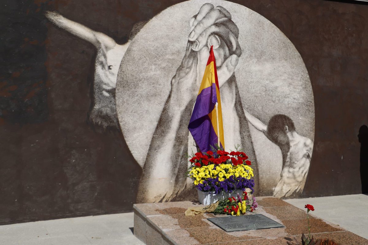 🟪🟨🟥La II República va portar llum a les esperances i lluites col·lectives per la democràcia.

🌼Hui commemorem el seu aniversari. Per això hem acompanyat als Pensionistes de <a href="/ccoopv/">CCOO País Valencià</a> en l'homenatge als sindicalistes afusellats en 1939.

✊🏻Visca la República!