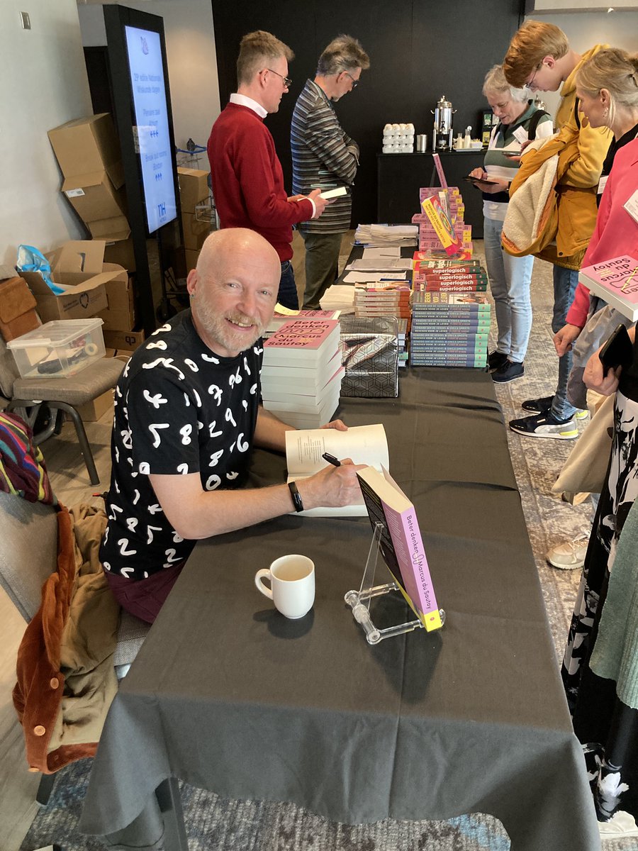 Onze eerste plenaire spreker, <a href="/MarcusduSautoy/">Marcus du Sautoy</a>, heeft ons alles vertelt over zijn nieuwe boek dat net in het Nederlands verschenen is. Er kunnen gelijk gesigneerde exemplaren gekocht worden! #NWD2023