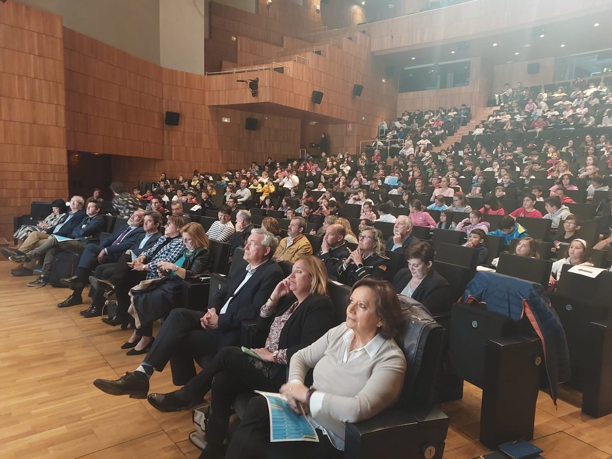 GobAragon's tweet photo. 👧🏻👦🏼🏙️ @fgmadrigalcom ha participado en la II Jornada sobre los Derechos de las Niñas y los Niños en #Huesca, donde han asistido más de 400 escolares.

Iniciativa en la que ellos son los protagonistas y crean una ciudad inteligente adaptada a sus necesidades.

@aytohuesca https://t.co/XKuH8mfy4W