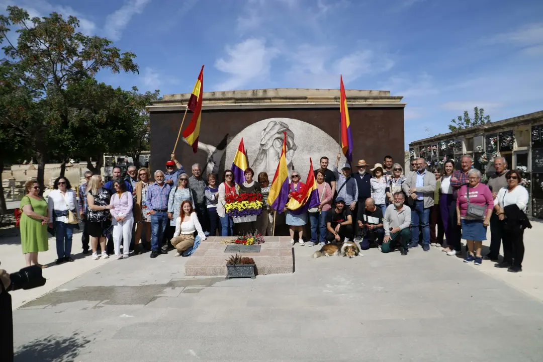🟥 Fa hui 92 anys es proclamava la II República, un sistema que va portar vents de progrés, modernització i, sobretot, democràcia.

🟪 Hui hem homenatjat els lluitadors i lluitadores d'Elx que van caure defensant-la.

Per elles, per ells i pel seu llegat... Visca la República! ✊
