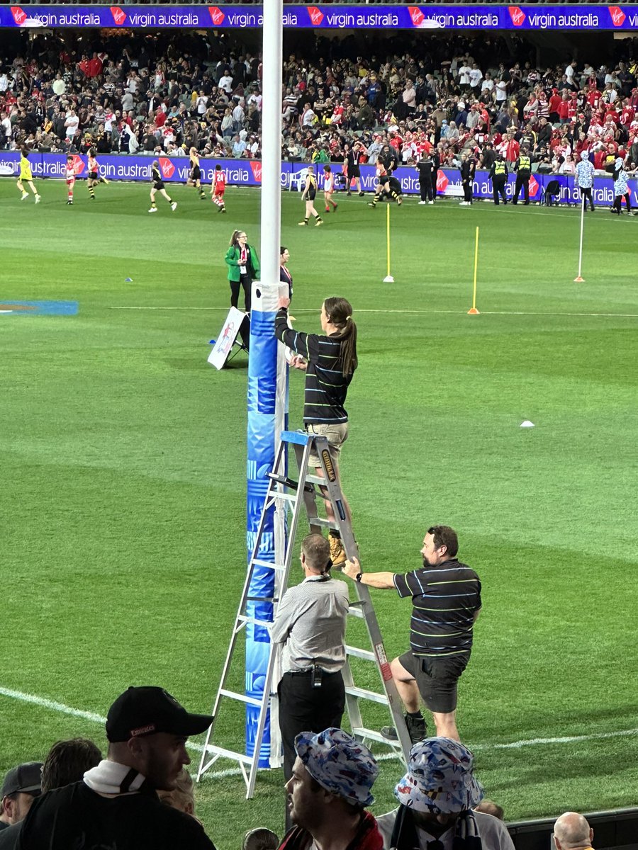 AndrewDarcey's tweet photo. You’ve got one job… #GatherRound   @AFL @AFLNation @GerardWhateley @DwaynesWorldSEN https://t.co/kHd98xD80K