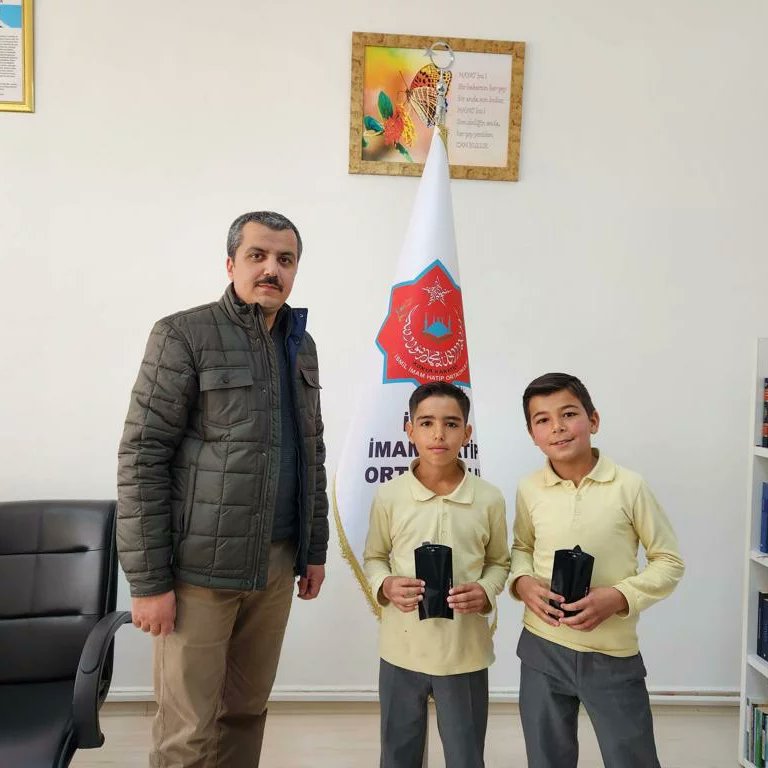 ImamIsmil's tweet photo. Cuma namazlarında tatbikat camimizde kamet getiren öğrencilerimiz Eyüp İngit, Mehmet Eray Temiz Okul Müdürümüz Ali KARTAL tarafından ödüllendirildi. 
@gokhanmurat1 
@samisagdic  
#imamhatiportaokulu https://t.co/O6mgNHVCSd