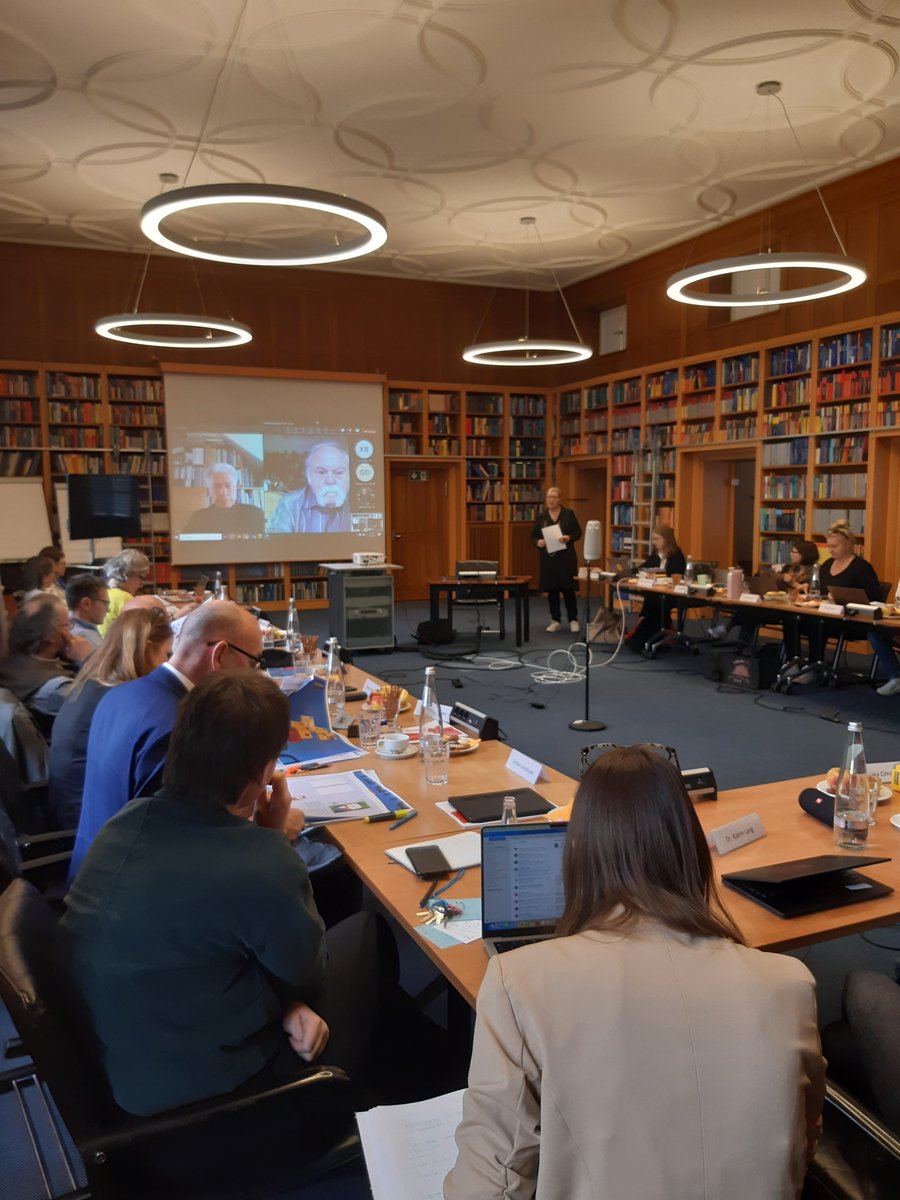 Wir haben uns in dieser Woche in großer Runde die kommenden Herbsttitel angesehen und durften die beiden Autoren des neuen Dialektbandes „Sächsisch“ kennenlernen. Große Vorfreude! #Duden