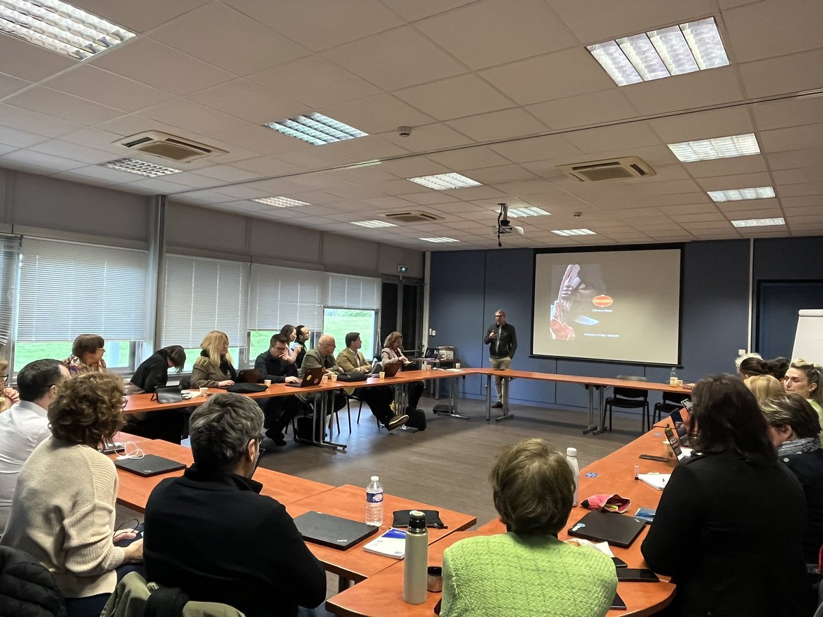 PreciadoSabine's tweet photo. ⚠️ Réunion des directeurs @poleemploi_PDL Sarthe et Mayenne à la @SocopaViandes. 
✅Merci à Bertrand Le Gall, DRH, de nous accueillir: présentation du groupe, des métiers et visite de l’entreprise.
➡️ mieux connaître les métiers pour mieux satisfaire les besoins des recruteurs https://t.co/HBOi3y5OyM