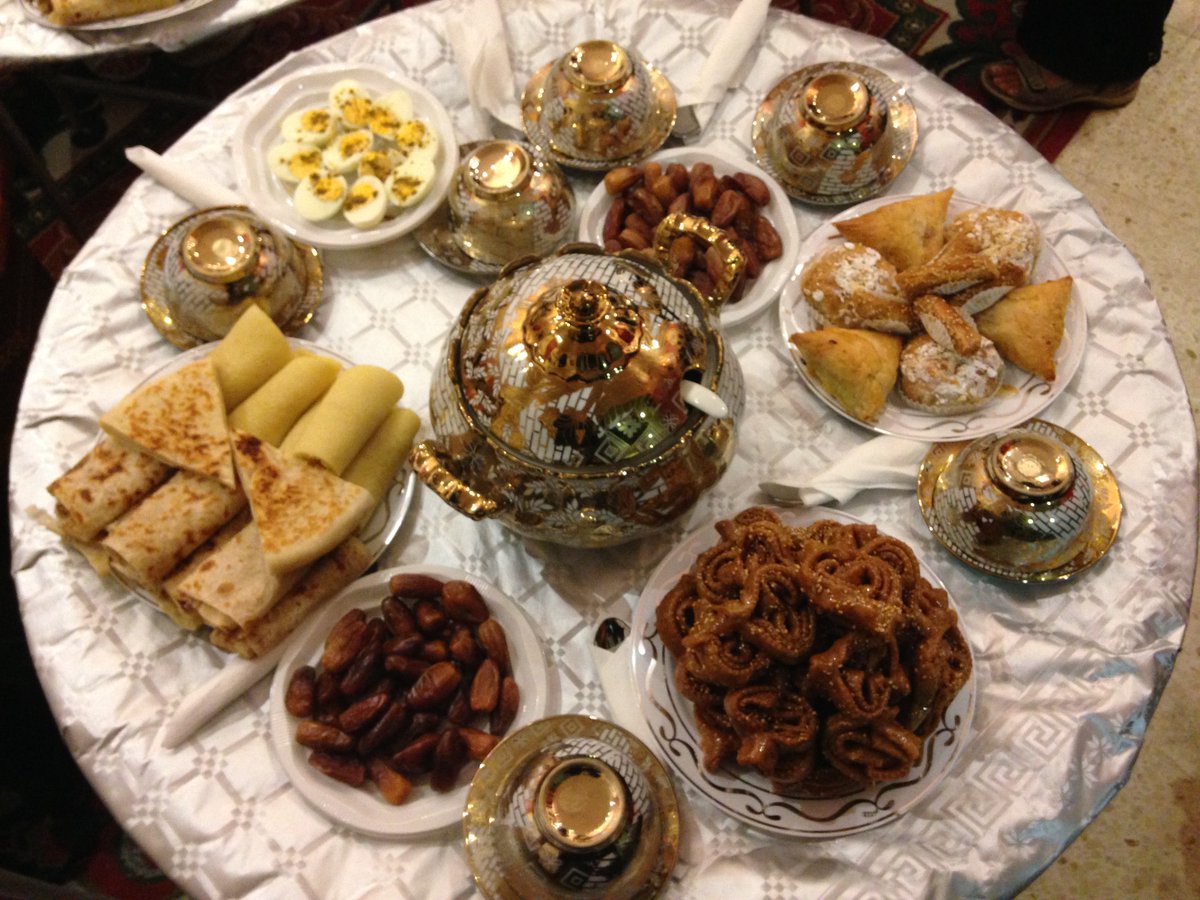 ☪Durant aquests dies, comunitats islàmiques d’arreu de Catalunya comparteixen iftars -sopars de ramadà- amb el veïnat. 🍜És l'àpat que fan musulmans d'arreu del món quan es pon el sol durant el #Ramadà. Un moment de retrobament familiar i de mostra d'hospitalitat.