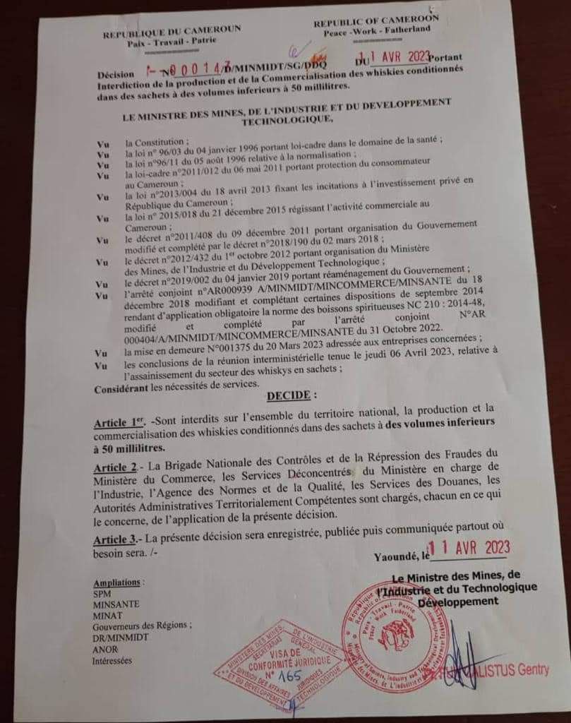 OndouaY's tweet photo. 🇨🇲Le ministre des Mines, de l’Industrie et du Développement Technologique du Cameroun  interdit desormais  la production et la commercialisation des whiskies conditionnés dans les sachets à des volumes inférieurs à 50 millilitres... https://t.co/ORm9s7asUP