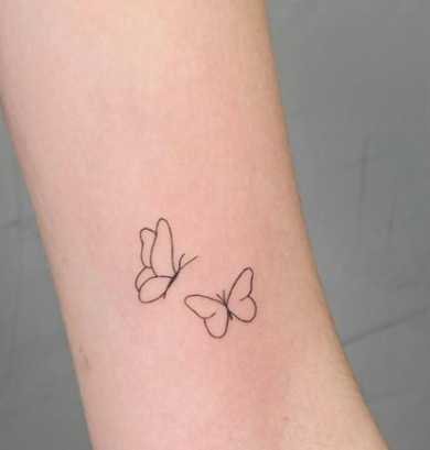 🦋❤️#minitattoo #minimalisttattoo #tattoo #delicatetattoo #floraltattoo #butterfly #butterflytattoo