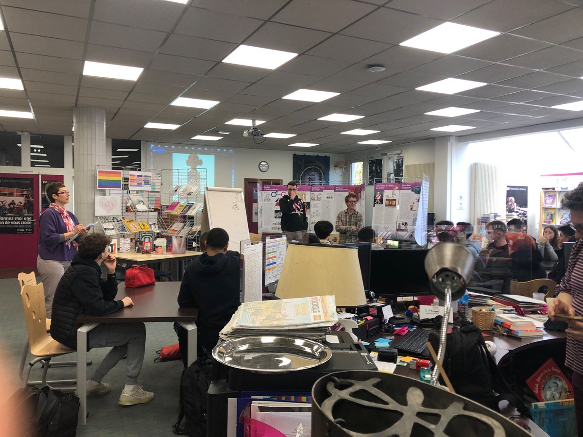 curie_lycee's tweet photo. Aujourd’hui, nous accueillons au CDI Thierry Doudoux dans le cadre d’un atelier Cartooning for Peace. https://t.co/RGgNyeKDMB