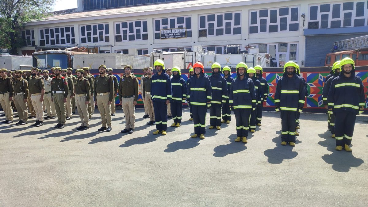 RisingKashmir's tweet image. #FireServiceDay Observed In #Srinagar To Pay Homage To #Martyrs
risingkashmir.com/fire-service-d…