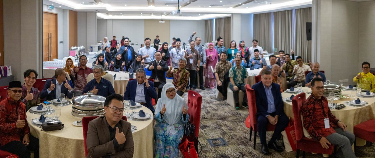 unmul's tweet photo. Deklarasi KUUB, Rektor UNMUL Jadi Wakil Ketua dan Deputy Chairman KUUB

Selengkapnya:
https://t.co/srXFP3yEpM

#KUUB #UNMUL #UNMULHebat https://t.co/DpZZmWQv4h
