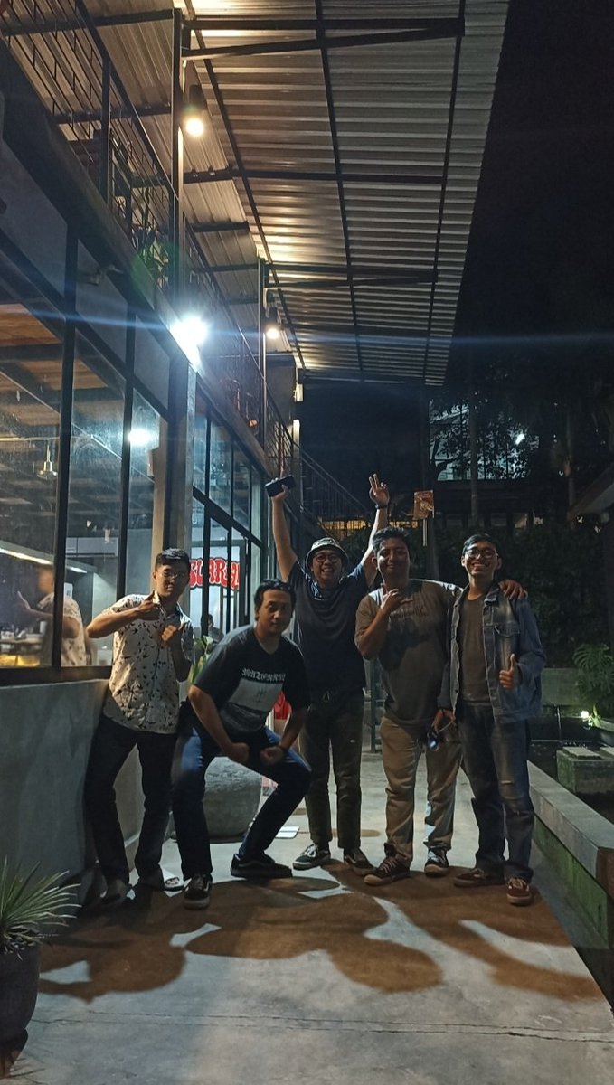 bfi_'s tweet photo. Yang lain udah bodo amat sama bukber,yang ini setelah melewati drama yang panjang akhirnya kelakon juga ~ https://t.co/B1yogZCjWu