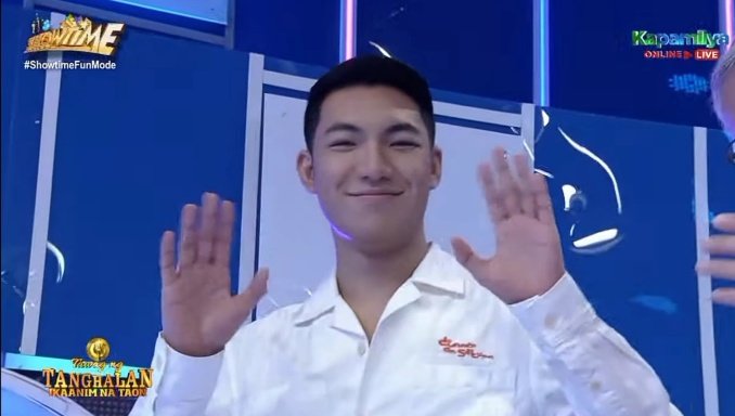 iLoveDarren_24's tweet photo. Sino ba namang hindi mapapangiti pag nasilayan mo ang ganito kagwapo at ka-fresh na Hurado!! Hello po Judge Darren!
TNTHuradoDARREN-D14
#DARREN @Espanto2001
#ShowtimeFunMode https://t.co/wZa700Nkz8