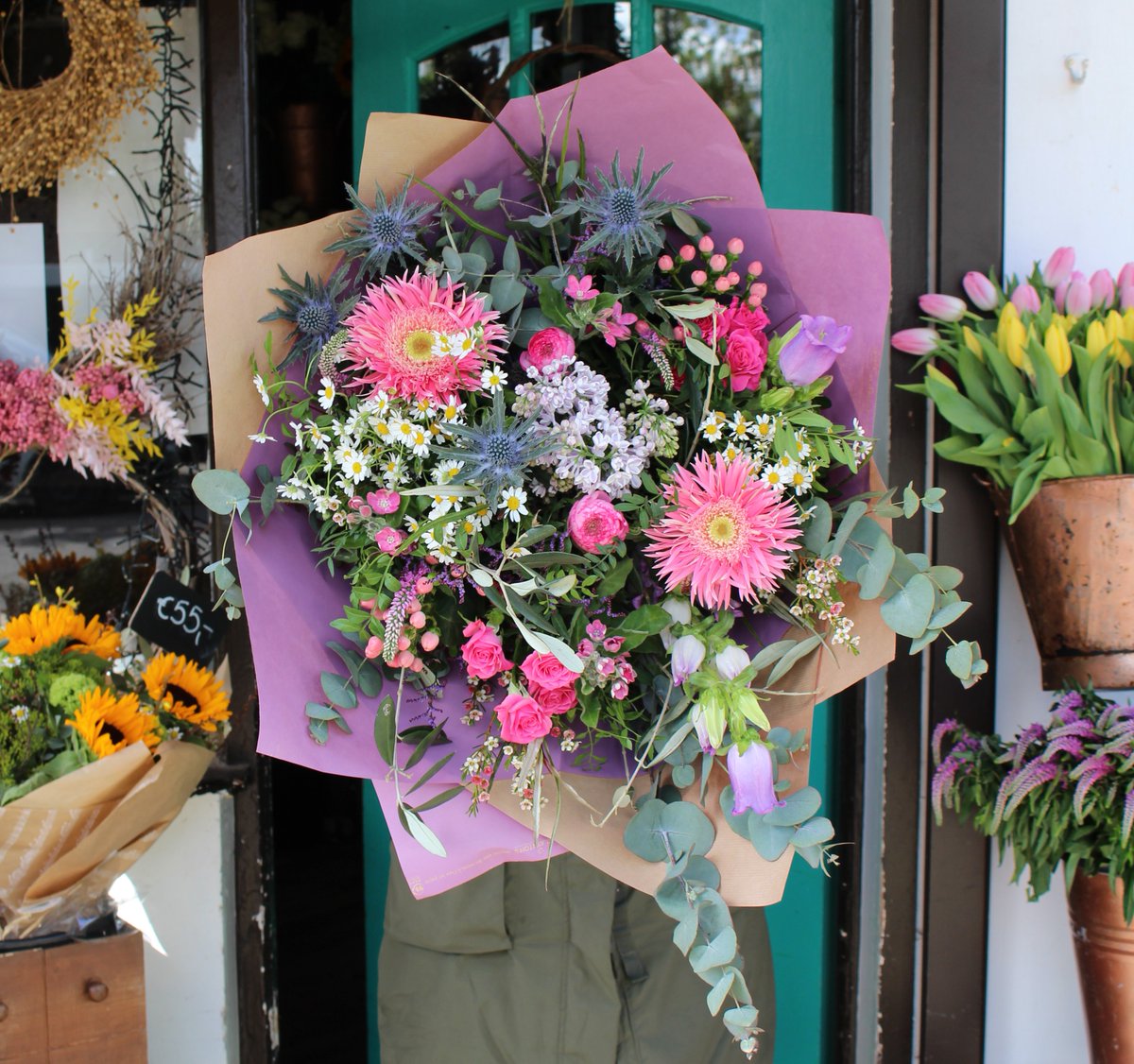 Everything's Rosy

We hope you’re all enjoying the little glimpses of spring sunshine!  This week we’ve created a pink and rosy bouquet for you in celebration of the summer to come.

This lavish beauty is sure to lift your spirits!

greendoorflorist.com/product/weekly…

#greendoorstyle